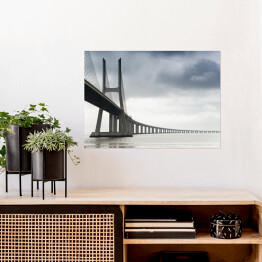 Plakat samoprzylepny Most Marco Polo w Lizbonie we mgle