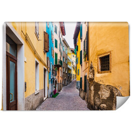 Fototapeta Stare i wąskie uliczki w pięknych typowo włoskich kolorach w zimowy dzień bez turystów.