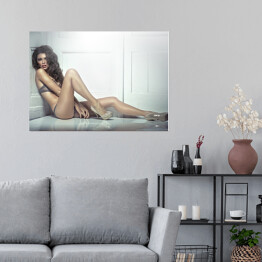 Plakat Piękna młoda kobieta w seksownej bieliźnie i cielistych szpilkach