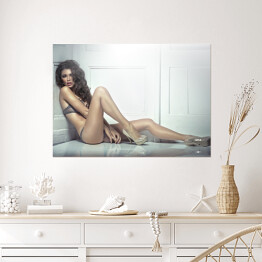 Plakat samoprzylepny Piękna młoda kobieta w seksownej bieliźnie i cielistych szpilkach