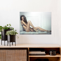 Plakat Piękna młoda kobieta w seksownej bieliźnie i cielistych szpilkach