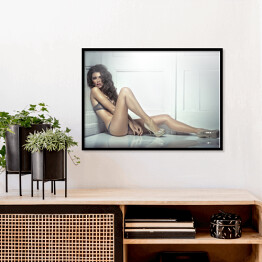 Plakat w ramie Piękna młoda kobieta w seksownej bieliźnie i cielistych szpilkach