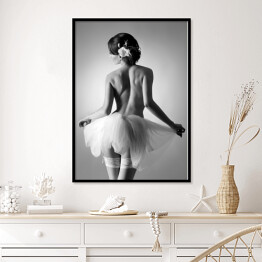 Plakat w ramie Młoda tancerka baletowa w białym ubraniu