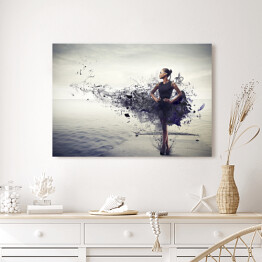 Obraz na płótnie Kobieta w czerni na tle morza