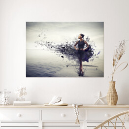 Plakat Kobieta w czerni na tle morza