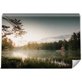 Fototapeta winylowa zmywalna Dom nad jeziorem we mgle