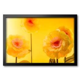 Obraz w ramie Sztuczne żółte kwiaty w słonecznym świetle