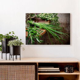 Obraz na płótnie Świeże zioła na drewnianym stole