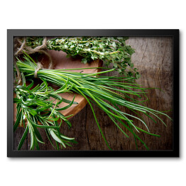Obraz w ramie Świeże zioła na drewnianym stole