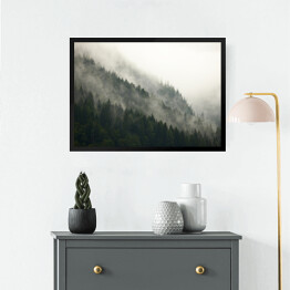 Obraz w ramie Góry z lasem we mgle