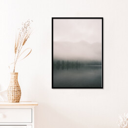 Plakat w ramie Górskie jezioro i las we mgle. Skandynawski krajobraz