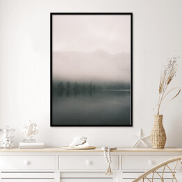 Plakat w ramie Górskie jezioro i las we mgle. Skandynawski krajobraz