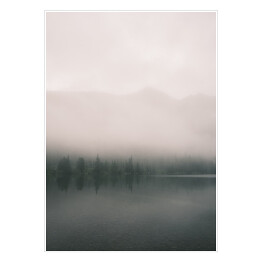 Plakat Górskie jezioro i las we mgle. Skandynawski krajobraz