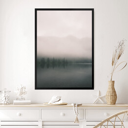 Obraz w ramie Górskie jezioro i las we mgle. Skandynawski krajobraz