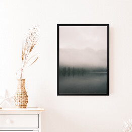 Obraz w ramie Górskie jezioro i las we mgle. Skandynawski krajobraz