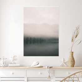 Plakat Górskie jezioro i las we mgle. Skandynawski krajobraz