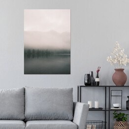 Plakat samoprzylepny Górskie jezioro i las we mgle. Skandynawski krajobraz