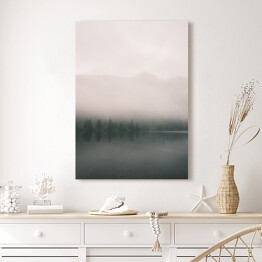 Obraz na płótnie Górskie jezioro i las we mgle. Skandynawski krajobraz