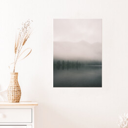 Plakat samoprzylepny Górskie jezioro i las we mgle. Skandynawski krajobraz
