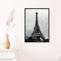 Plakat w ramie Wieża Eiffla w Paryżu. Czarno biała fotografia