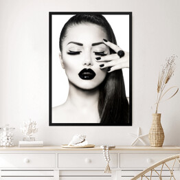 Obraz w ramie Czarno-biały portret kobiety z profesjonalnym makijażem