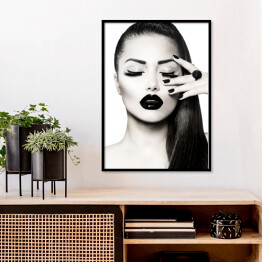 Plakat w ramie Czarno-biały portret kobiety z profesjonalnym makijażem