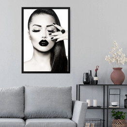 Obraz w ramie Czarno-biały portret kobiety z profesjonalnym makijażem