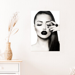 Plakat Czarno-biały portret kobiety z profesjonalnym makijażem