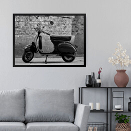 Obraz w ramie Skuter przed ścianą - czarno białe zdjęcie