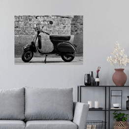 Plakat samoprzylepny Skuter przed ścianą - czarno białe zdjęcie