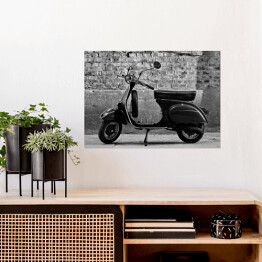 Plakat samoprzylepny Skuter przed ścianą - czarno białe zdjęcie