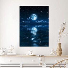 Plakat samoprzylepny Księżyc i chmury w nocy odbijające się w morzu