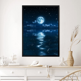 Obraz w ramie Księżyc i chmury w nocy odbijające się w morzu
