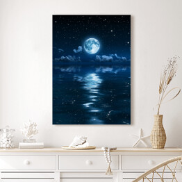 Obraz na płótnie Księżyc i chmury w nocy odbijające się w morzu