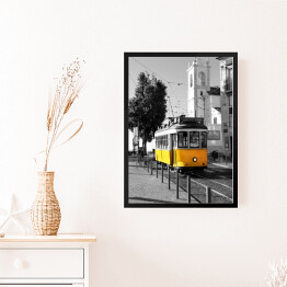 Obraz w ramie Krajobraz miejski i żółty tramwaj