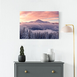 Obraz na płótnie Pastelowe niebo nad lasem i górą zimą