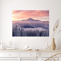 Plakat Pastelowe niebo nad lasem i górą zimą