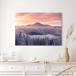 Obraz na płótnie Pastelowe niebo nad lasem i górą zimą