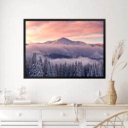 Obraz w ramie Pastelowe niebo nad lasem i górą zimą