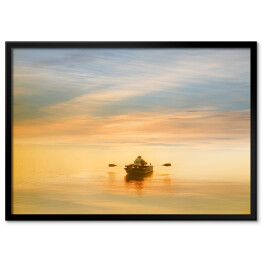 Plakat w ramie Samotny mężczyzna pływający o świcie