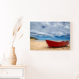 Czerwona łódź na plaży