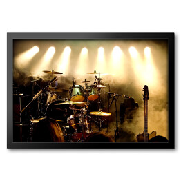Obraz w ramie Instrumenty muzyczne na scenie oświetlone światłami scenicznymi