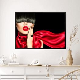 Obraz w ramie Kobieta z modną fryzurą, makijażem i manicure w czerwonym ubraniu
