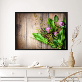 Obraz w ramie Wiosenne zioła rozłożone na drewnianym stole