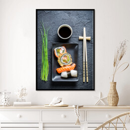 Plakat w ramie Świeże sushi, ciemna ceramika i pałeczki do jedzenia