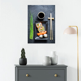 Plakat Świeże sushi, ciemna ceramika i pałeczki do jedzenia