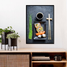 Plakat w ramie Świeże sushi, ciemna ceramika i pałeczki do jedzenia