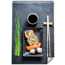 Fototapeta Świeże sushi, ciemna ceramika i pałeczki do jedzenia