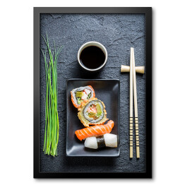 Obraz w ramie Świeże sushi, ciemna ceramika i pałeczki do jedzenia