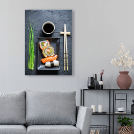 Obraz na płótnie Świeże sushi, ciemna ceramika i pałeczki do jedzenia